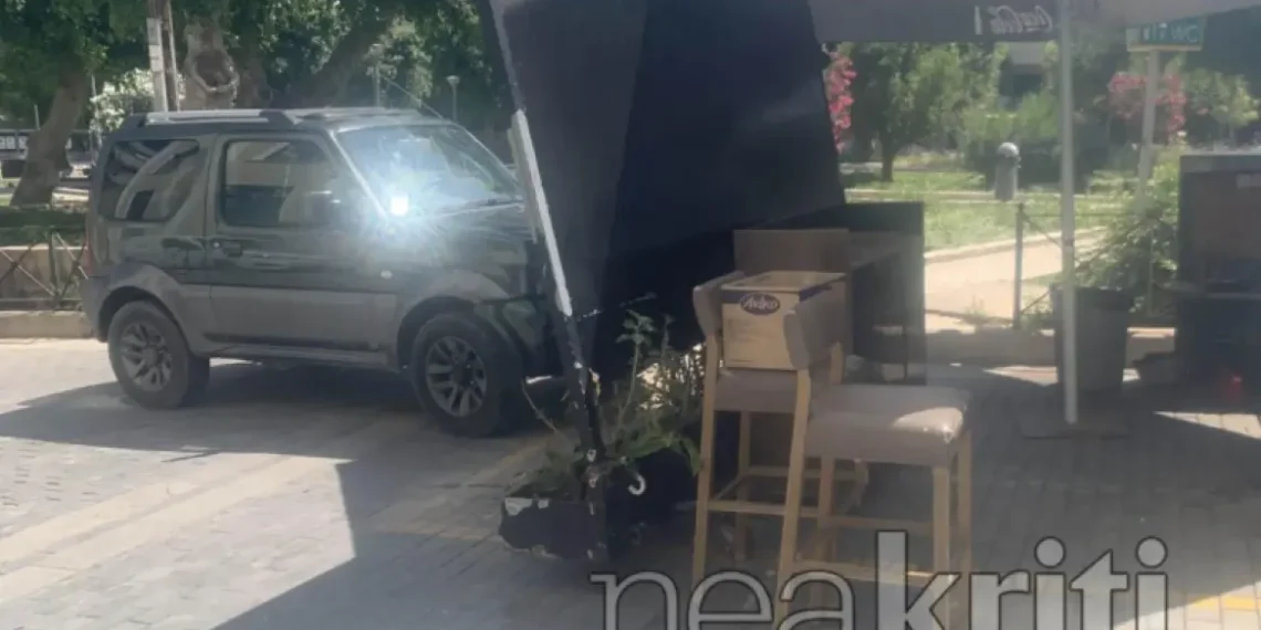 Τροχαίο στο Ηράκλειο: Αυτοκίνητο έπεσε πάνω σε μηχανή και τζαμαρίες