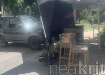 Τροχαίο στο Ηράκλειο: Αυτοκίνητο έπεσε πάνω σε μηχανή και τζαμαρίες