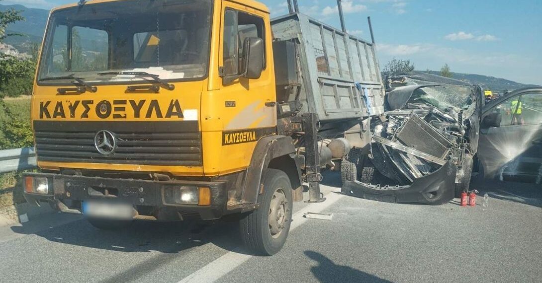 Σφοδρή σύγκρουση βαν με φορτηγό στις Σέρρες – Επτά τραυματίες (ΦΩΤΟ)