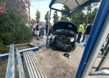Χαλκιδική: Μεθυσμένος και χωρίς δίπλωμα ο 19χρονος που έπεσε με το ΙΧ του σε στάση