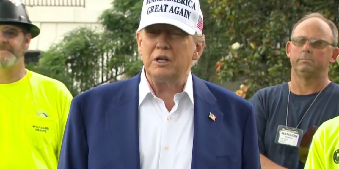 Τραμπ για Ιράν: «Μπορεί να χτυπήσουμε, μπορεί και όχι» – «Kαλή τύχη» στον Χαμενεΐ (Vid)