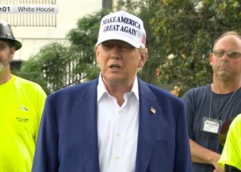 Τραμπ για Ιράν: «Μπορεί να χτυπήσουμε, μπορεί και όχι» – «Kαλή τύχη» στον Χαμενεΐ (Vid)