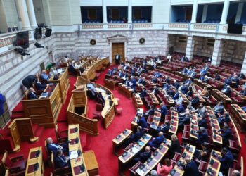 Μάχη στη Βουλή για την προανακριτική με 3 προτάσεις και 14 εγκαλούμενους