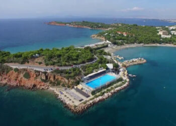 Έκθεση του ΕΛΚΕΘΕ: Καμία πετρελαϊκή ρύπανση στον κόλπο της Βουλιαγμένης