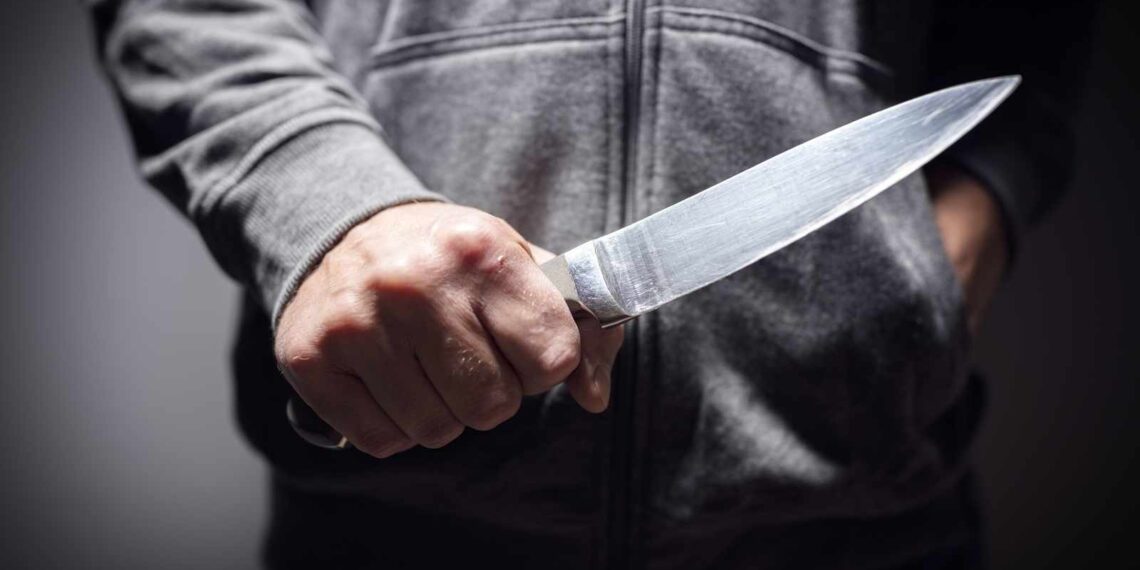 Νεαρή γυναίκα κατήγγειλε ότι έπεσε θύμα κακοποίησης από τον σύζυγο της μητέρας της