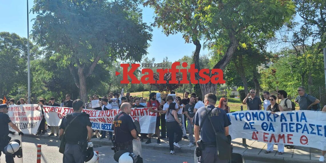 «Όχι στις διαγραφές» – Διαμαρτυρία φοιτητών έξω από το δημαρχείο Θεσσαλονίκης, παρουσία Παπαϊωάννου (ΦΩΤΟ+Video)