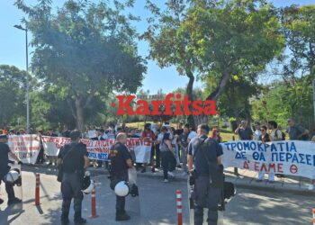 «Όχι στις διαγραφές» – Διαμαρτυρία φοιτητών έξω από το δημαρχείο Θεσσαλονίκης, παρουσία Παπαϊωάννου (ΦΩΤΟ+Video)