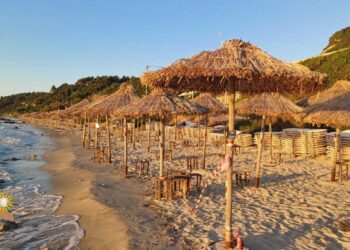 Άπλωσε… ολόκληρο beach bar χωρίς άδεια στην Άφυτο – 300 ομπρέλες και 693 ξαπλώστρες!
