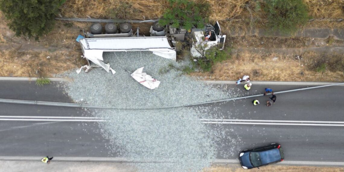 Νταλίκα «πέταξε» εκτός δρόμου και προσγειώθηκε σε παράδρομο