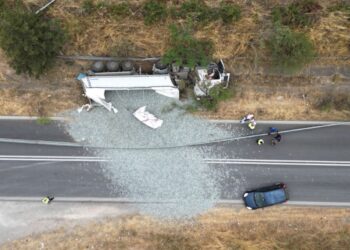 Νταλίκα «πέταξε» εκτός δρόμου και προσγειώθηκε σε παράδρομο