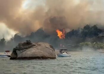 Σε ύφεση η πυρκαγιά στη Βουρβουρού Χαλκιδικής