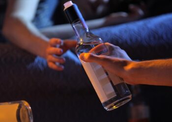 Θεσσαλονίκη: Πήγαν, ήπιαν τα ποτά τους και μετά τα… έκλεψαν! (video)