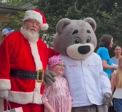 Ρίγη συγκίνησης – Ολόκληρη πόλη γιόρτασε τα Χριστούγεννα εν μέσω καλοκαιριού για 9χρονη με επιθετικό καρκίνο (Video)