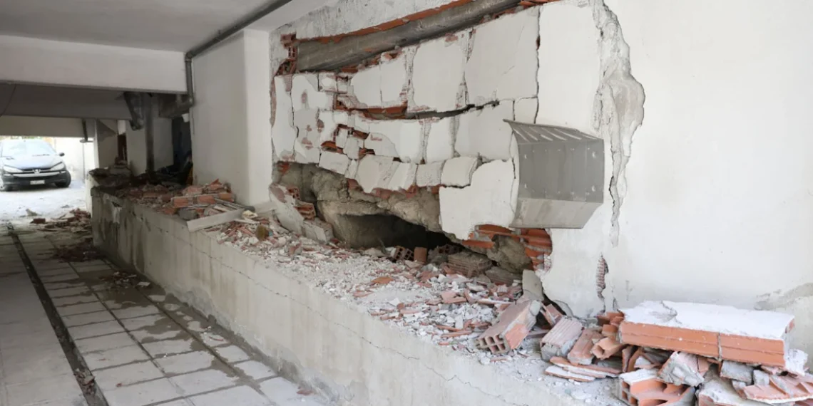 Το πρώτο βίντεο μετά την ισχυρή έκρηξη στη Θεσσαλονίκη – Τζάμια και συντρίμμια σκορπισμένα παντού