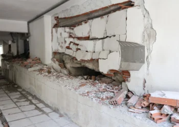 Το πρώτο βίντεο μετά την ισχυρή έκρηξη στη Θεσσαλονίκη – Τζάμια και συντρίμμια σκορπισμένα παντού