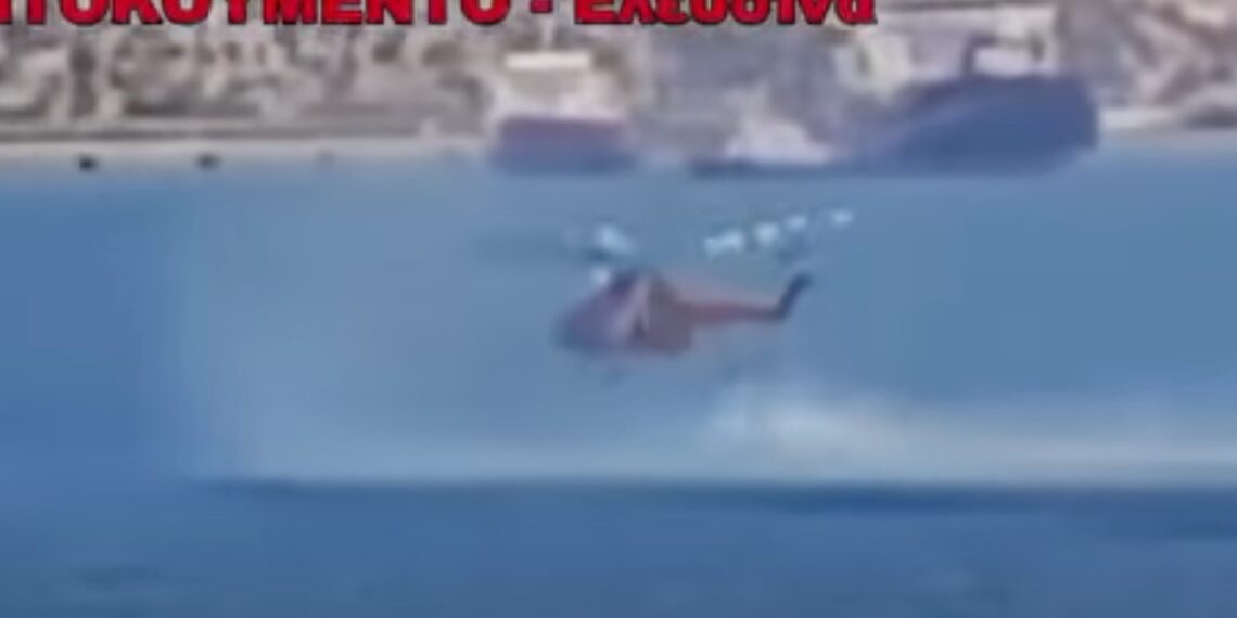 Η στιγμή της προσθαλάσσωσης του ελικοπτέρου της Πυροσβεστικής στην Ελευσίνα (video)