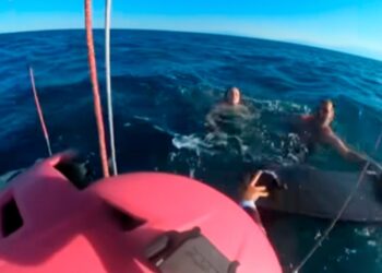 Ιστιοπλόοι που έκαναν kite surf στην Επανομή έσωσαν έναν τουρίστα και την κόρη του