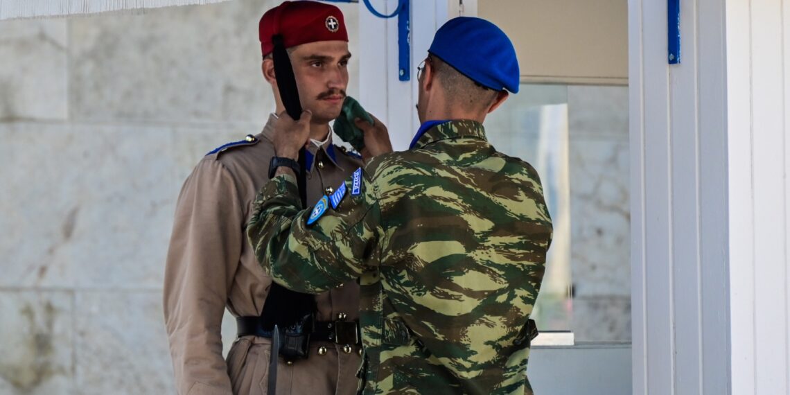 Εύζωνας, ακίνητος, «λιώνει» από τον καύσωνα στον Άγνωστο Στρατιώτη (φωτό)