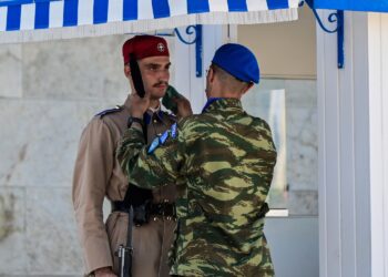 Εύζωνας, ακίνητος, «λιώνει» από τον καύσωνα στον Άγνωστο Στρατιώτη (φωτό)