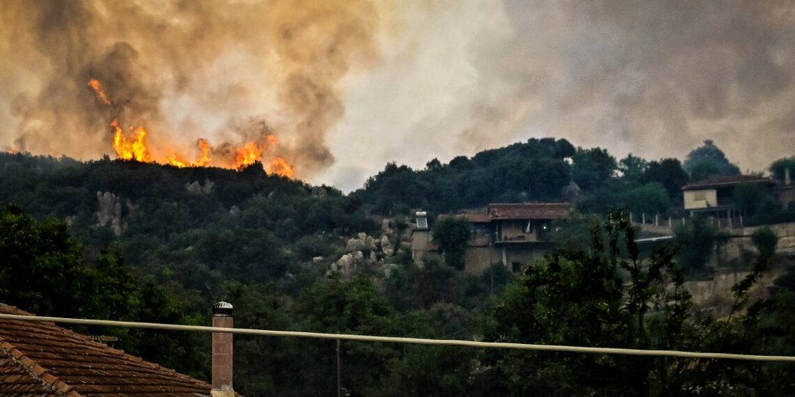 Μεγάλη φωτιά στην Κορινθία: Ολονύχτια μάχη των πυροσβεστικών δυνάμεων με τις φλόγες (ΦΩΤΟ+video)