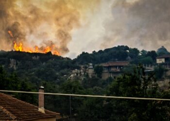 Μεγάλη φωτιά στην Κορινθία: Ολονύχτια μάχη των πυροσβεστικών δυνάμεων με τις φλόγες (ΦΩΤΟ+video)