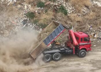 Έριχναν τα μπάζα σε παλιό λατομείο στη Χαλκιδική