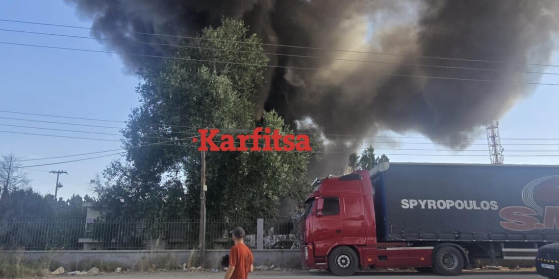 Φωτιά σε εταιρία ανακύκλωσης αποβλήτων στη Σίνδο – Μήνυμα από το 112