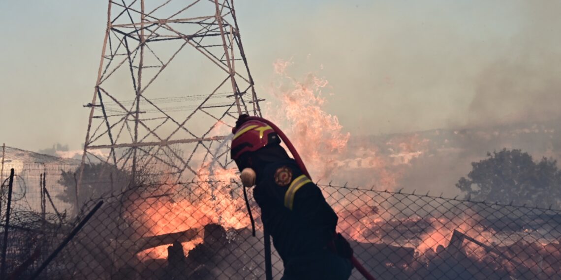 Μεγάλες φωτιές σε τέσσερις περιοχές – Συνεχή μηνύματα 112 για εκκένωση