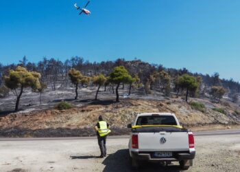 Μάχη με τις αναζωπυρώσεις σε Μεσσηνία και Κύθηρα, νέο «112» στην Εύβοια