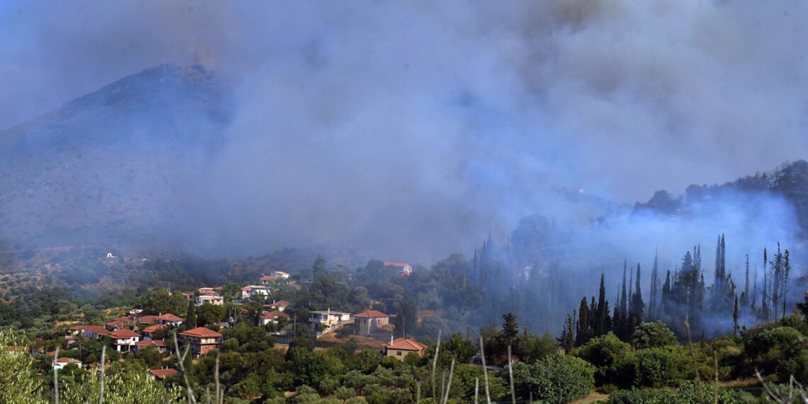 Συνεχίζεται η μάχη με τις φλόγες σε Κύθηρα και Μεσσηνία