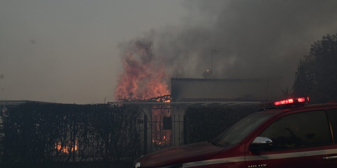 Καίγονται σπίτια στο Κρυονέρι – Ανεξέλεγκτες οι φωτιές