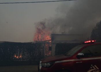 Καίγονται σπίτια στο Κρυονέρι – Ανεξέλεγκτες οι φωτιές