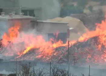 Μαίνεται η φωτιά στις Σέρρες – Μάχη της Πυροσβεστικής, σηκώθηκαν εναέρια μέσα και ήχησε το 112