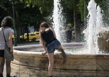 Επιμένει ο καύσωνας: Συνεχίζονται τα έκτακτα μέτρα για τους εργαζόμενους