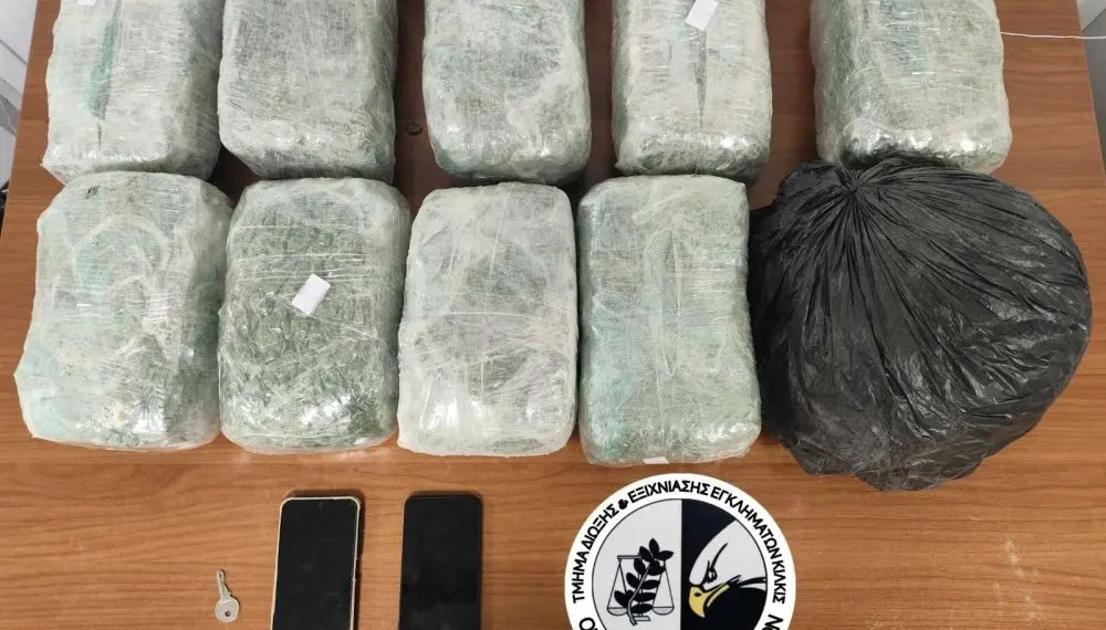 Είχε υπόγειο γεμάτο τούβλα… κάνναβης!