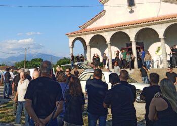 Αγρίνιο: Θρήνος στην κηδεία της 2χρονης Αλεξάνδρας – Τραγική φιγούρα ο 29χρονος πατέρας