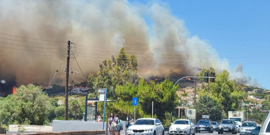 Φωτιά στο Κορωπί – Εκκενώνονται Άγιος Δημήτριος, Γαλάζια Ακτή και Αλθέα
