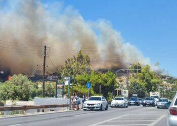 Φωτιά στο Κορωπί – Εκκενώνονται Άγιος Δημήτριος, Γαλάζια Ακτή και Αλθέα