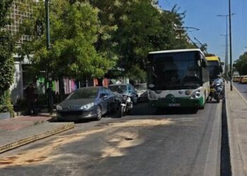 Αθήνα: Σύγκρουση λεωφορείου με αυτοκίνητο στη λεωφόρο Αχαρνών (video)