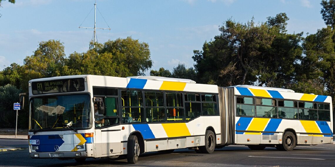 Εικόνες σοκ από τη σύγκρουση δύο λεωφορείων στη Βούλα – Τουλάχιστον 32 οι τραυματίες (Video)