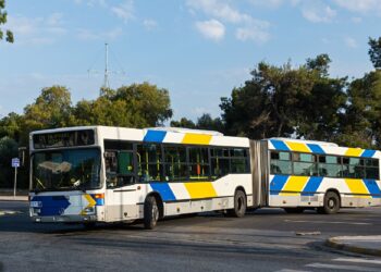 Εικόνες σοκ από τη σύγκρουση δύο λεωφορείων στη Βούλα – Τουλάχιστον 32 οι τραυματίες (Video)