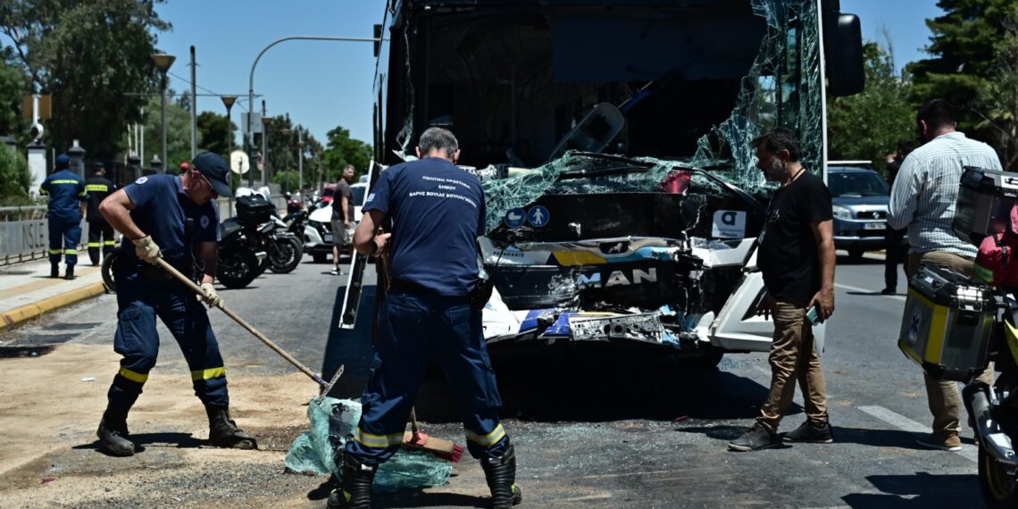 Στους 47 οι τραυματίες του τροχαίου στη Βούλα – Πώς συγκρούστηκαν τα λεωφορεία