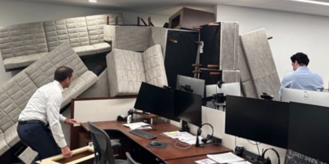 Μακελειό στο Μανχάταν: Εργαζόμενοι έφραξαν την πόρτα για να σωθούν από τον ένοπλο