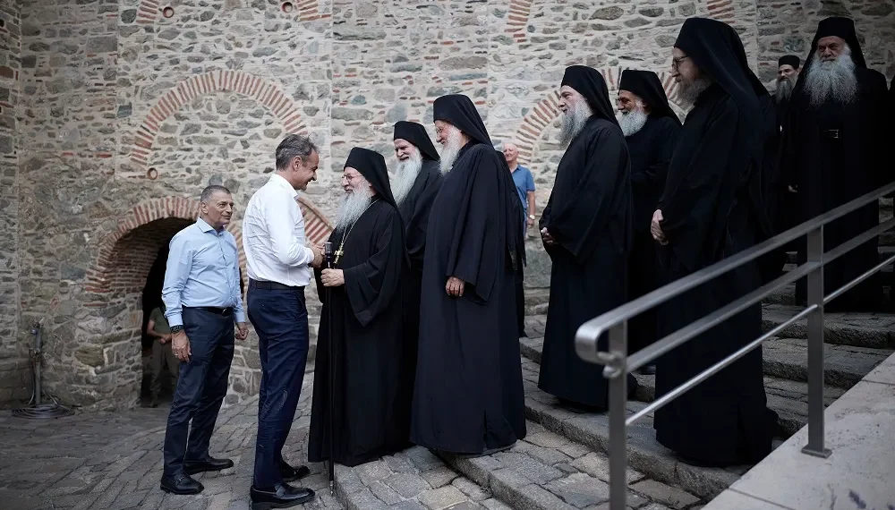Ο πρωθυπουργός παρακολούθησε με τον γιο του τη θεία λειτουργία στην Ιερά Μονή Σίμωνος Πέτρας
