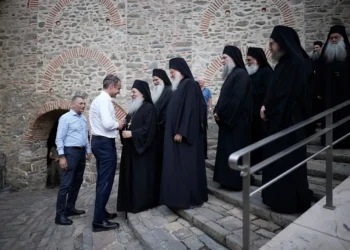 Ο πρωθυπουργός παρακολούθησε με τον γιο του τη θεία λειτουργία στην Ιερά Μονή Σίμωνος Πέτρας