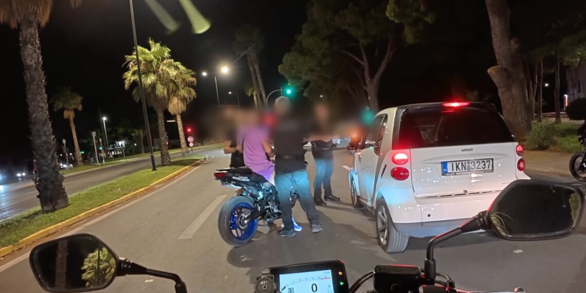 Επεισοδιακό μπλόκο για κράνη στη Βουλιαγμένης – Μηχανή πήγε να παρασύρει αστυνομικό