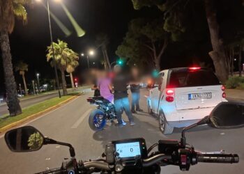 Επεισοδιακό μπλόκο για κράνη στη Βουλιαγμένης – Μηχανή πήγε να παρασύρει αστυνομικό