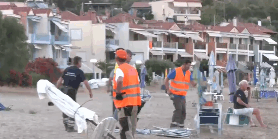 Απομακρύνει ομπρέλες και ξαπλώστρε από παραλίες ο δήμος Πολυγύρου (video)