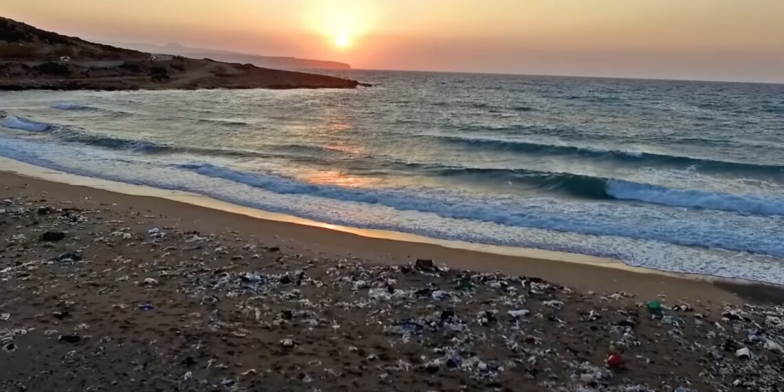 Αυτή είναι η πιο βρώμικη παραλία στην Ελλάδα, σύμφωνα με τη WWF (photo-video)