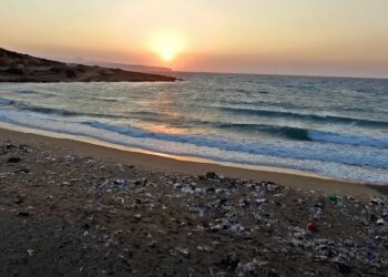 Αυτή είναι η πιο βρώμικη παραλία στην Ελλάδα, σύμφωνα με τη WWF (photo-video)